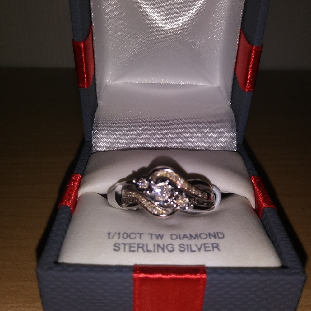 Brand new 1/10 ct tw diamond ring set on sterling